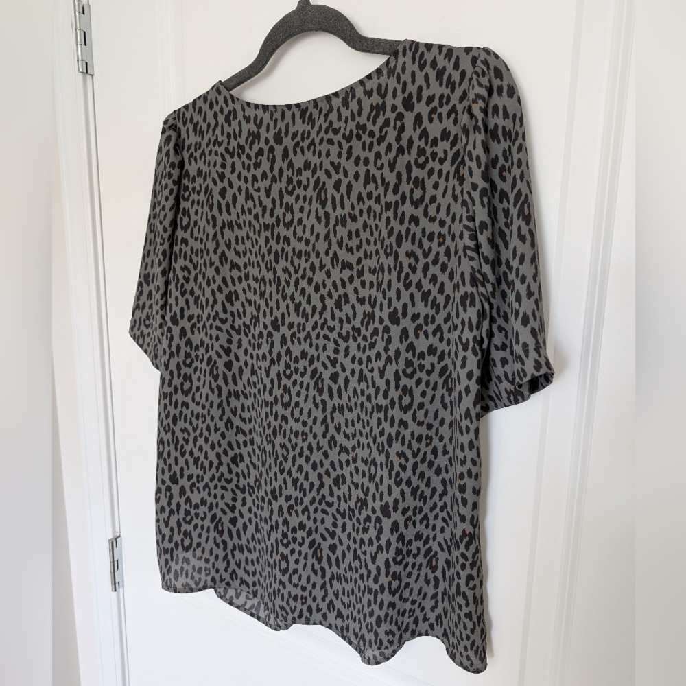 LOFT Women's Size M Gray Leopard Print Top - Picture 2 of 10